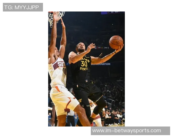 库里上半场表现抢眼13投7中斩获18分外加6助攻和2盖帽展现全面能力